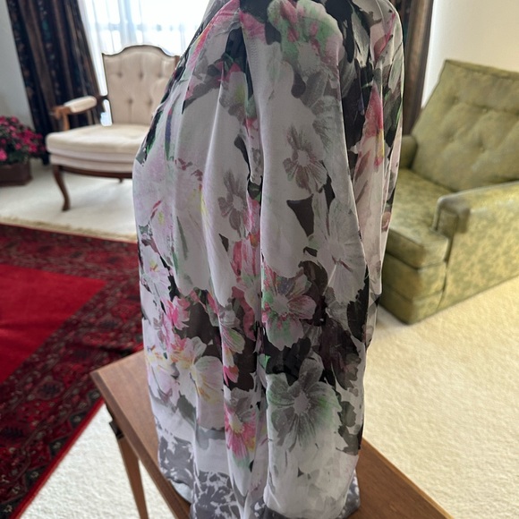 Ellen Tracy Women’s Semi Sheer Floral Blouse. Size XL - Picture 4 of 8